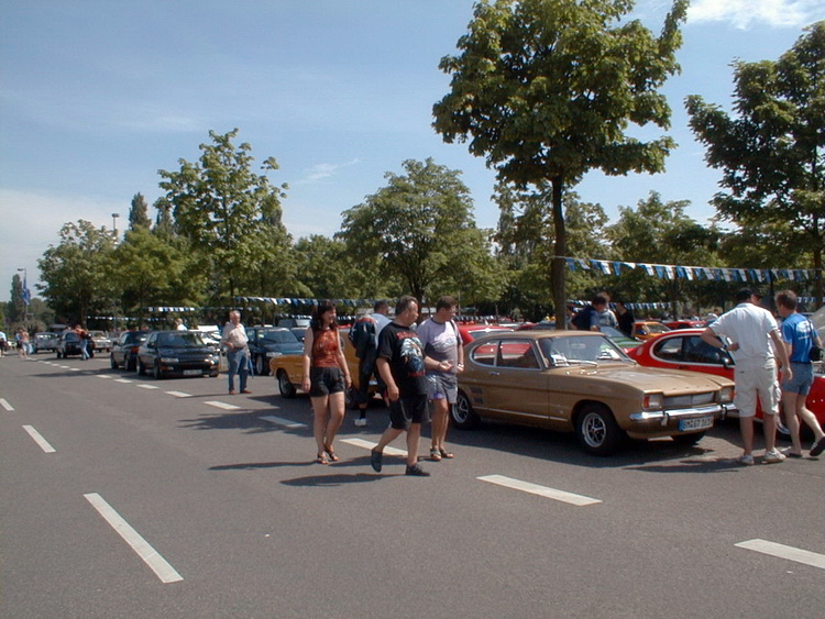 Herrliches Wetter um die vielen Ford Modelle zu bestaunen
Wonderful weather to marvel at the many Ford models
Un temps magnifique pour admirer les nombreux modles Ford